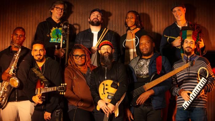Image du groupe avec leurs instruments 